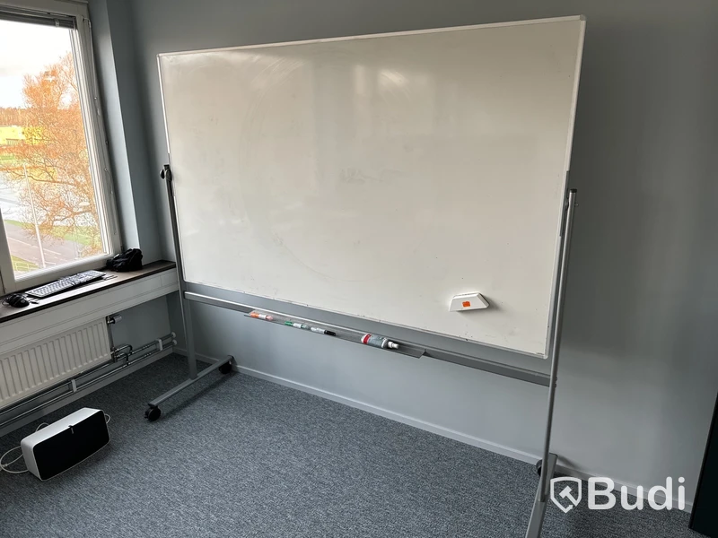 Whiteboard-tavla på stativ