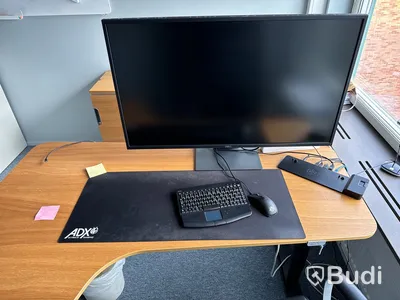 Höj- och sänkbart skrivbord, kontorsstol och datorskärm