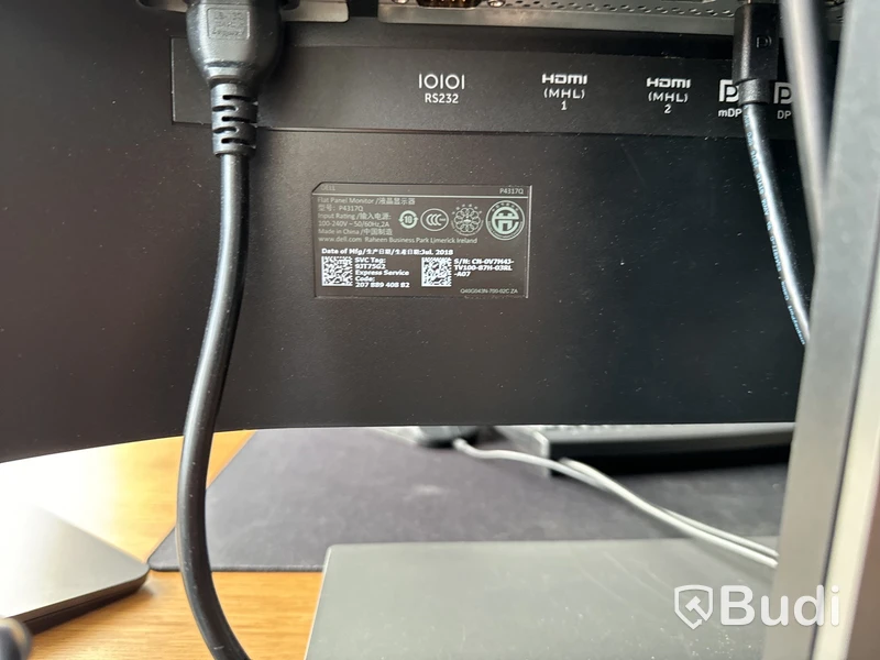 Höj- och sänkbart skrivbord, kontorsstol och datorskärm