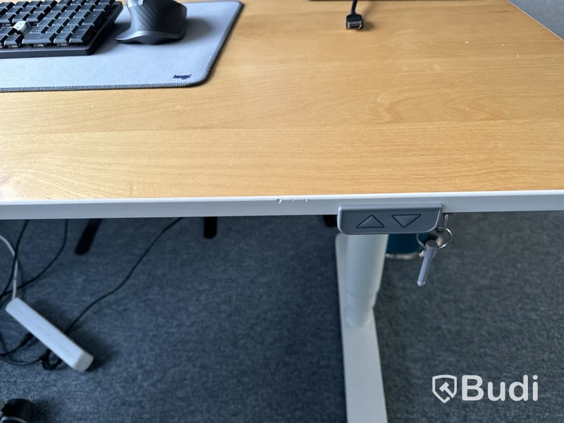 Höj- och sänkbart skrivbord, kontorsstol, 3 st. datorskärmar och 2 st. golvskärmar