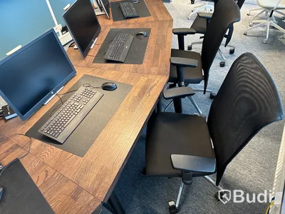 Datorskärm, tangentbord, mus och skrivbordsstol