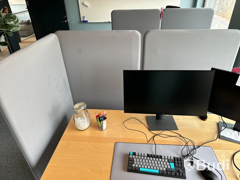 Höj- och sänkbart skrivbord, kontorsstol, 2 st. datorskärmar och 3 st. golvskärmar
