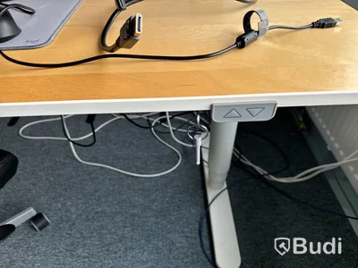 Höj- och sänkbart skrivbord, kontorsstol, 2 st. datorskärmar och 3 st. golvskärmar