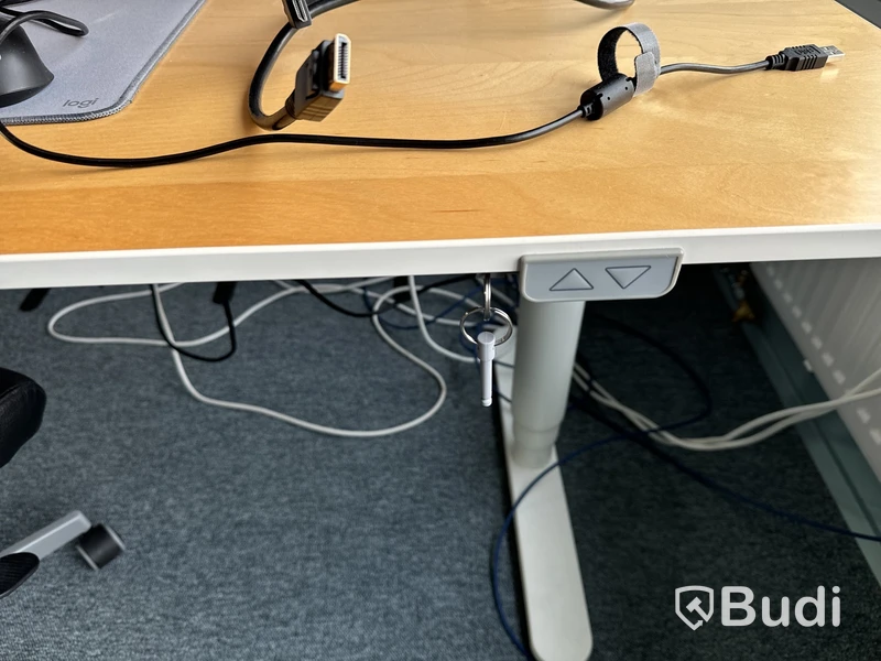Höj- och sänkbart skrivbord, kontorsstol, 2 st. datorskärmar och 3 st. golvskärmar