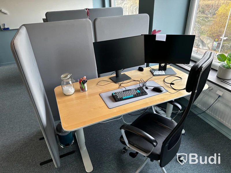 Höj- och sänkbart skrivbord, kontorsstol, 2 st. datorskärmar och 3 st. golvskärmar