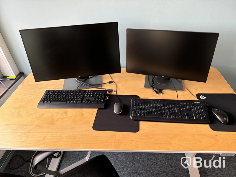Höj- och sänkbart skrivbord, kontorsstol och 2 st. datorskärmar