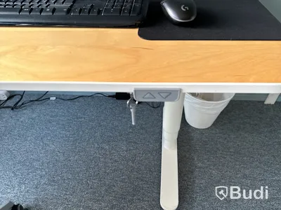 Höj- och sänkbart skrivbord, kontorsstol och 2 st. datorskärmar