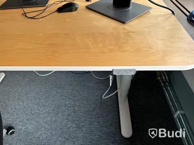 Höj- och sänkbart skrivbord, kontorsstol och 3 st. datorskärmar