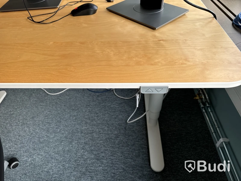 Höj- och sänkbart skrivbord, kontorsstol och 3 st. datorskärmar