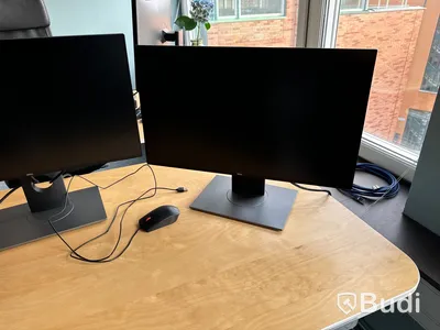 Höj- och sänkbart skrivbord, kontorsstol och 3 st. datorskärmar