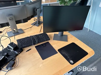 Höj- och sänkbart skrivbord, kontorsstol och 2 st. datorskärmar