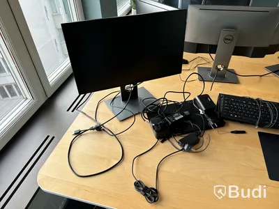 Höj- och sänkbart skrivbord, kontorsstol och 2 st. datorskärmar