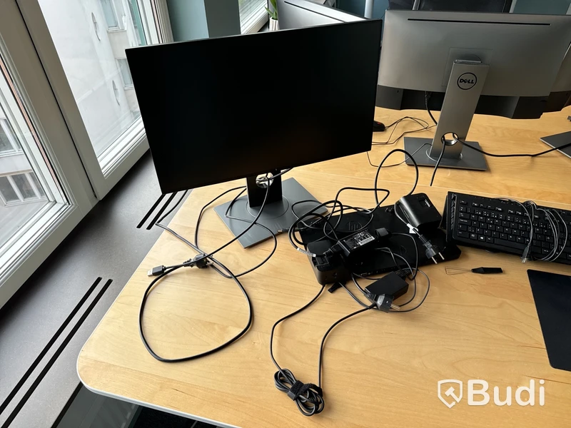 Höj- och sänkbart skrivbord, kontorsstol och 2 st. datorskärmar