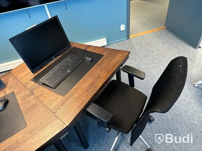 Datorskärm, tangentbord, mus och skrivbordsstol