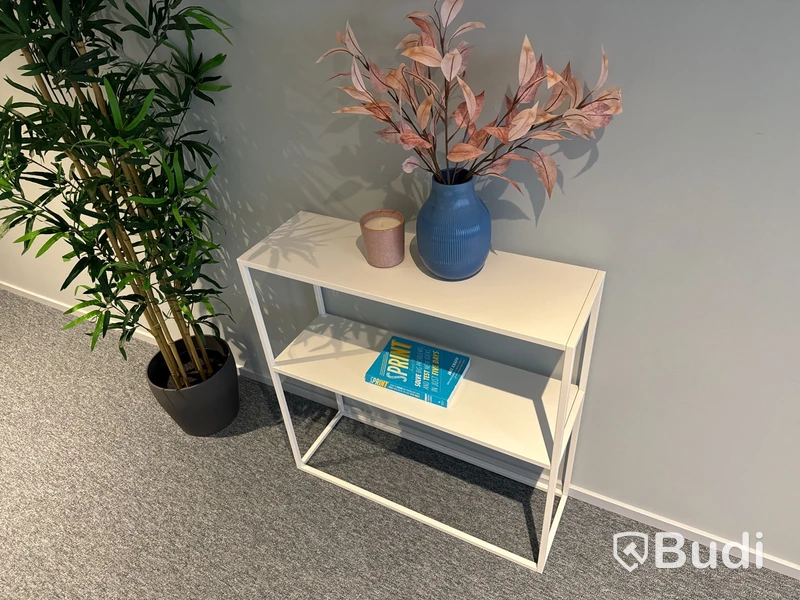 Avlastningsbord och plastblomma