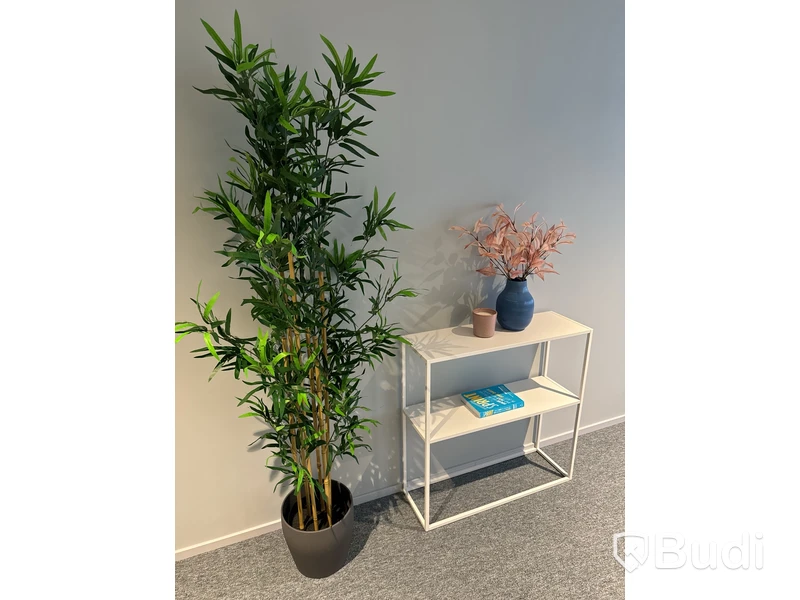 Avlastningsbord och plastblomma