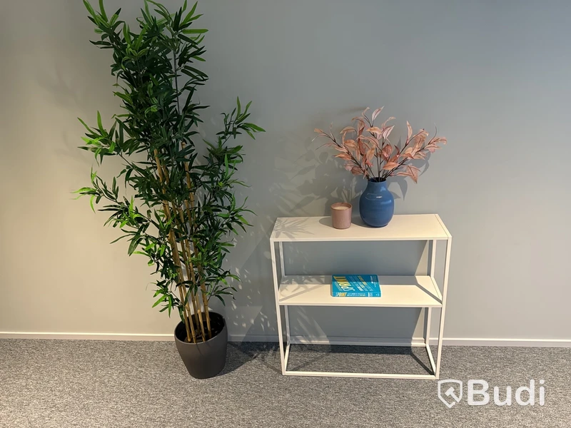 Avlastningsbord och plastblomma