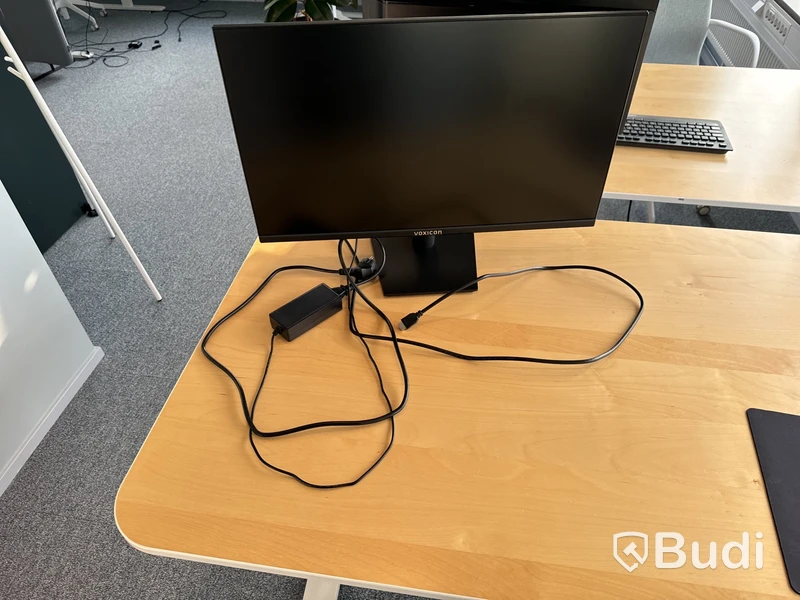 Höj- och sänkbart skrivbord, kontorsstol och datorskärm