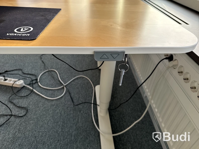 Höj- och sänkbart skrivbord, kontorsstol och datorskärm
