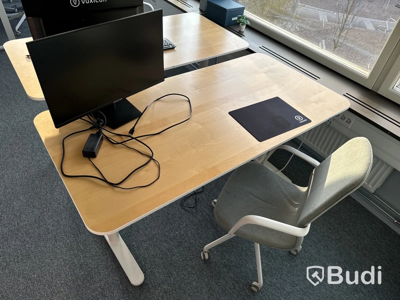 Höj- och sänkbart skrivbord, kontorsstol och datorskärm