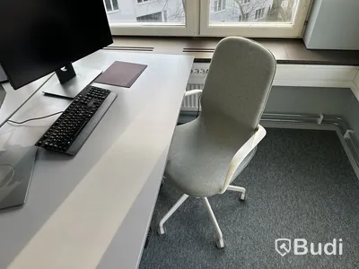 Höj- och sänkbart skrivbord, kontorsstol och 2 st. datorskärmar