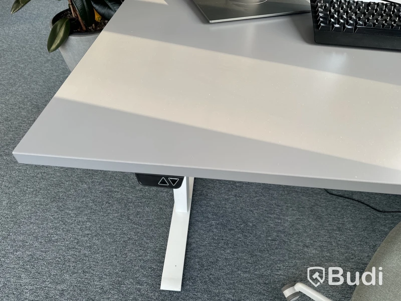 Höj- och sänkbart skrivbord, kontorsstol och 2 st. datorskärmar