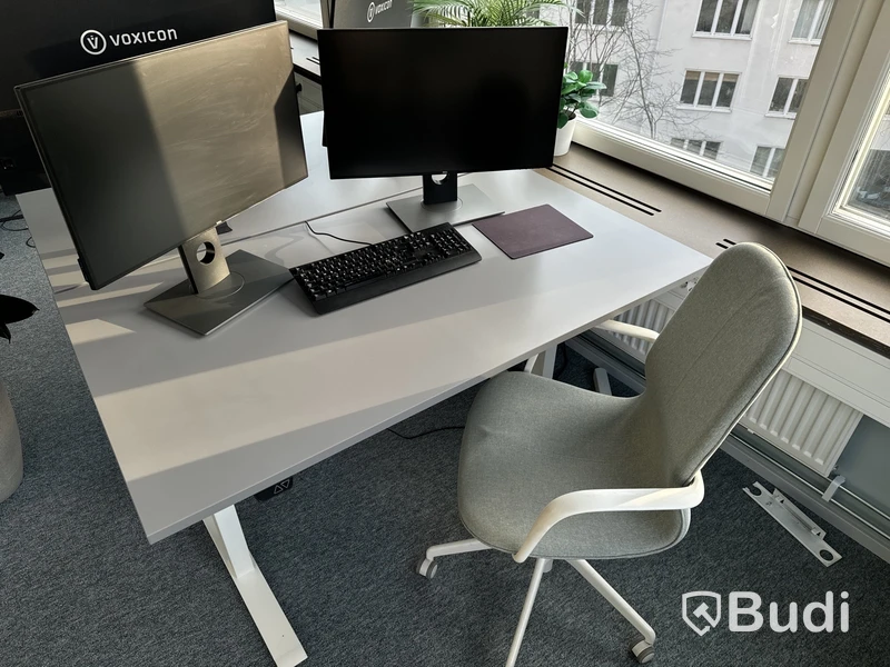 Höj- och sänkbart skrivbord, kontorsstol och 2 st. datorskärmar