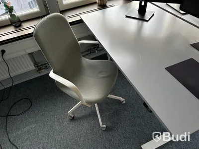 Höj- och sänkbart skrivbord, kontorsstol och 2 st. datorskärmar