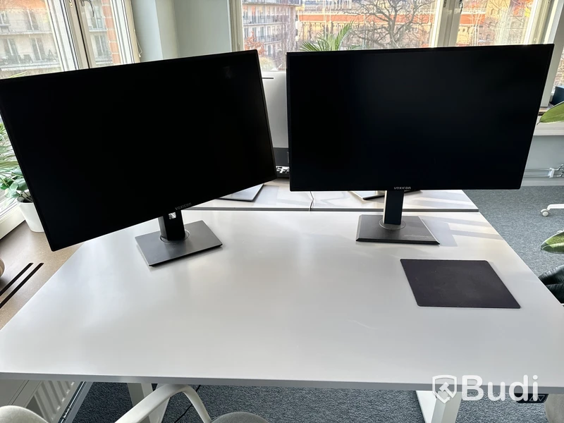 Höj- och sänkbart skrivbord, kontorsstol och 2 st. datorskärmar
