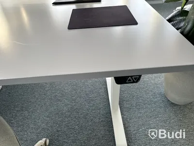 Höj- och sänkbart skrivbord, kontorsstol och 2 st. datorskärmar