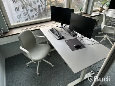 Höj- och sänkbart skrivbord, kontorsstol, golvskärm och 2 st. datorskärmar