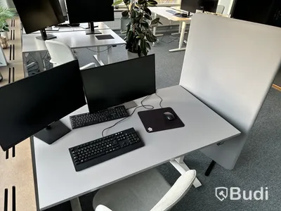 Höj- och sänkbart skrivbord, kontorsstol, golvskärm och 2 st. datorskärmar