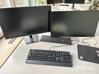 Höj- och sänkbart skrivbord, kontorsstol, golvskärm och 2 st. datorskärmar