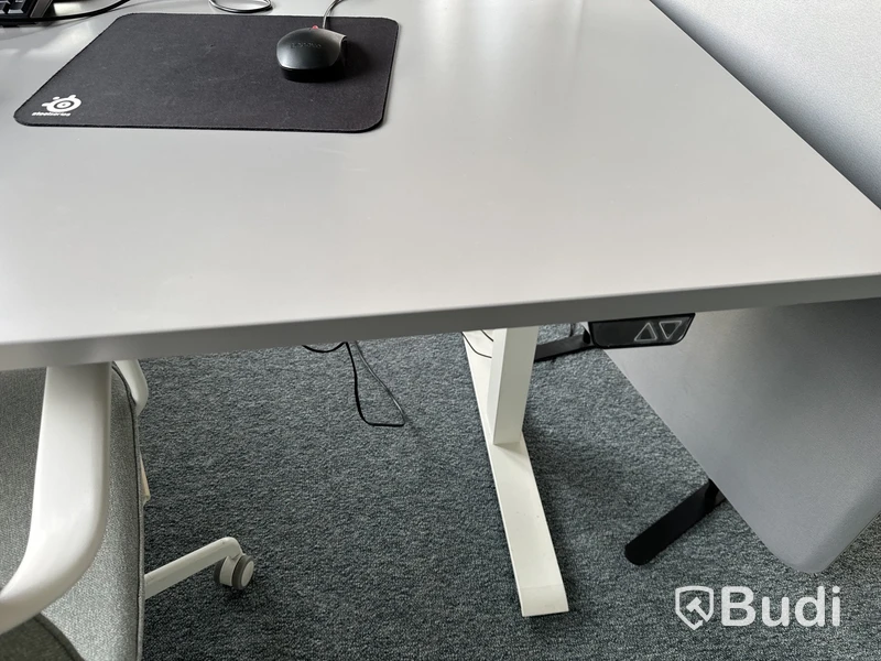 Höj- och sänkbart skrivbord, kontorsstol, golvskärm och 2 st. datorskärmar