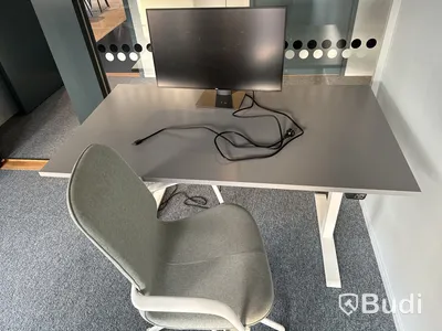 Höj- och sänkbart skrivbord, kontorsstol och datorskärm