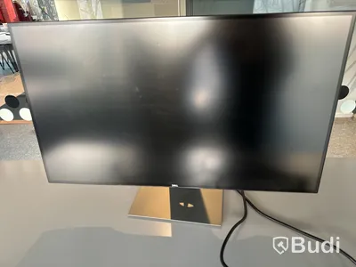 Höj- och sänkbart skrivbord, kontorsstol och datorskärm