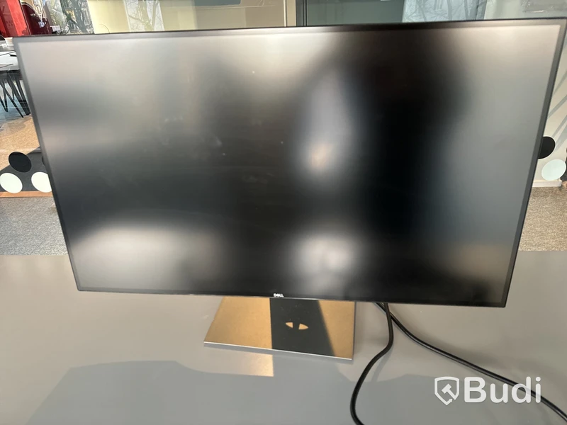 Höj- och sänkbart skrivbord, kontorsstol och datorskärm