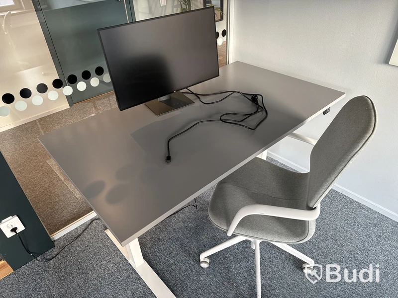 Höj- och sänkbart skrivbord, kontorsstol och datorskärm