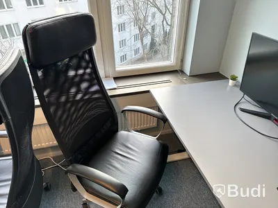 Höj- och sänkbart skrivbord, kontorsstol, golvskärm och datorskärm