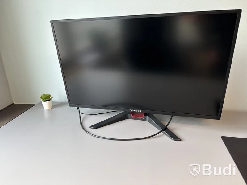 Höj- och sänkbart skrivbord, kontorsstol, golvskärm och datorskärm