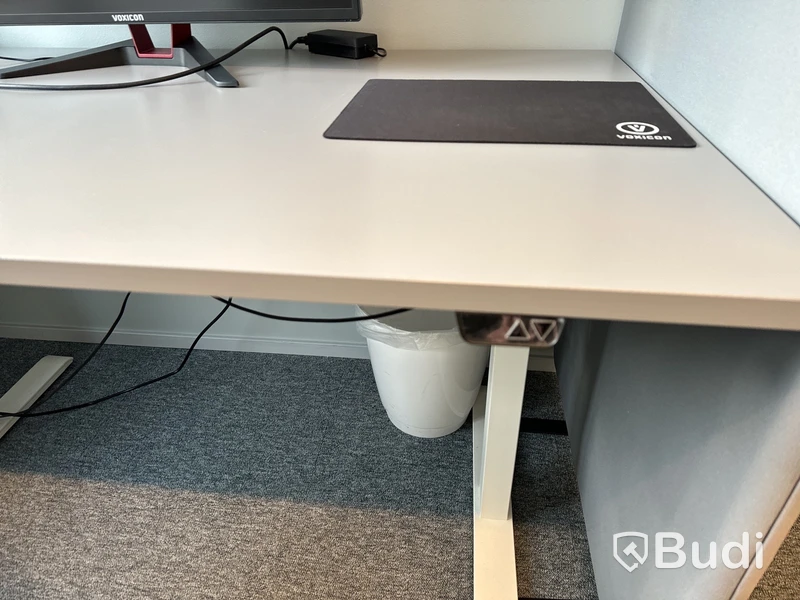 Höj- och sänkbart skrivbord, kontorsstol, golvskärm och datorskärm