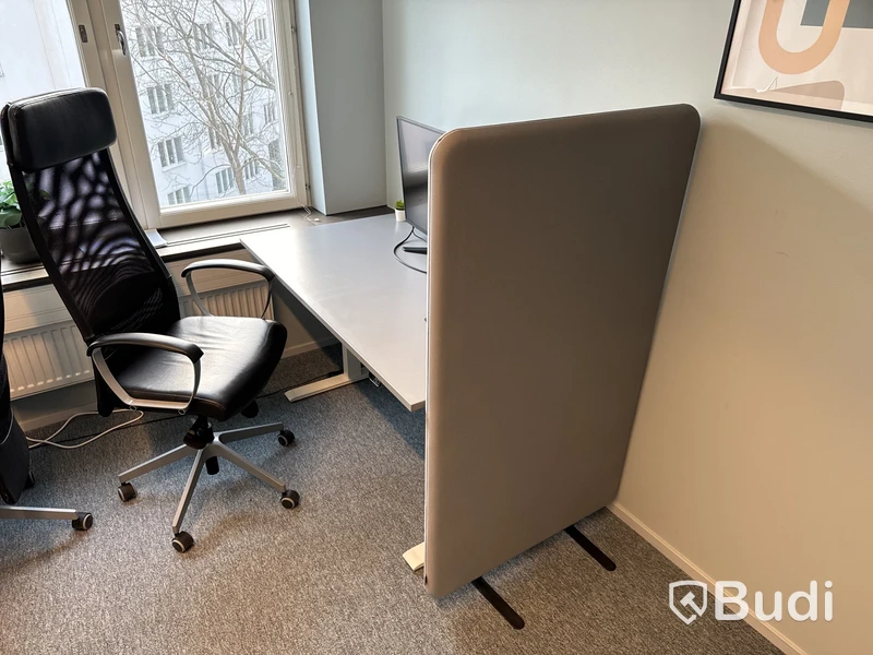 Höj- och sänkbart skrivbord, kontorsstol, golvskärm och datorskärm
