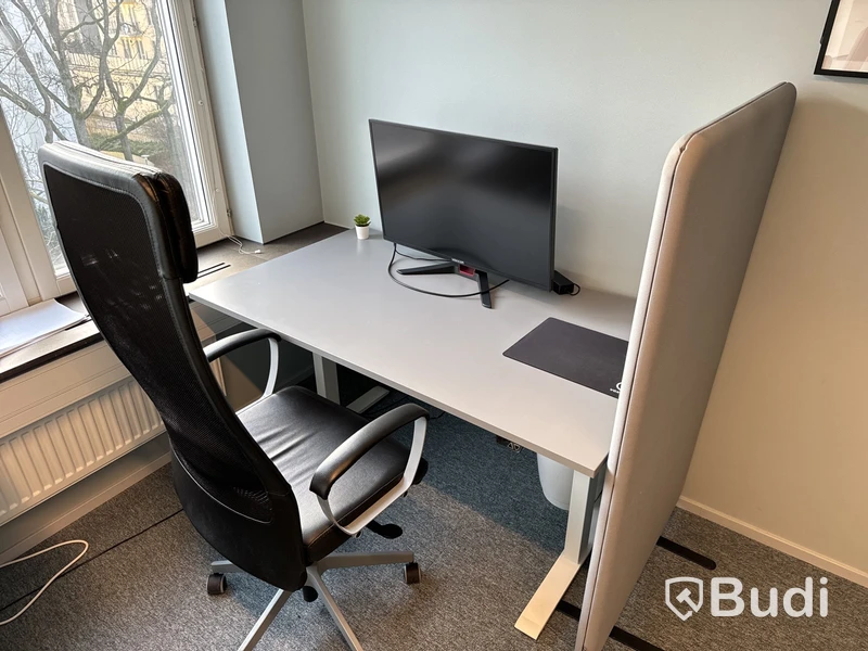 Höj- och sänkbart skrivbord, kontorsstol, golvskärm och datorskärm