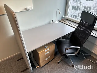 Höj- och sänkbart skrivbord, kontorsstol, golvskärm och hurts