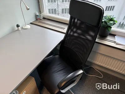 Höj- och sänkbart skrivbord, kontorsstol, golvskärm och hurts