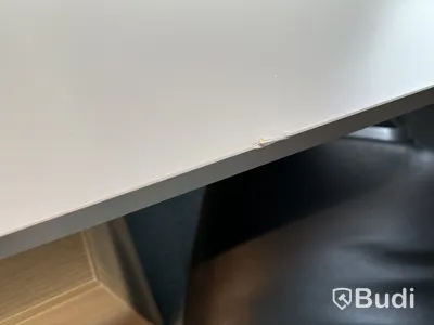 Höj- och sänkbart skrivbord, kontorsstol, golvskärm och hurts