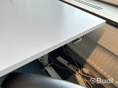Höj- och sänkbart skrivbord, kontorsstol, golvskärm och hurts