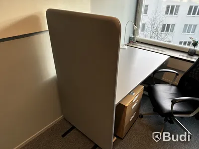 Höj- och sänkbart skrivbord, kontorsstol, golvskärm och hurts