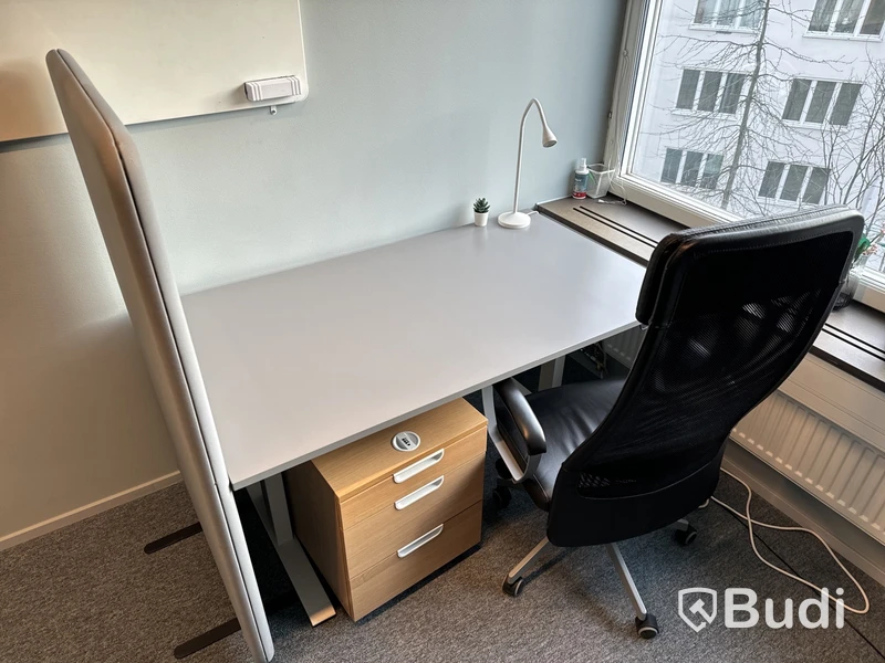Höj- och sänkbart skrivbord, kontorsstol, golvskärm och hurts