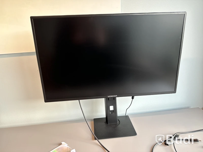 Höj- och sänkbart skrivbord, kontorsstol, golvskärm och datorskärm